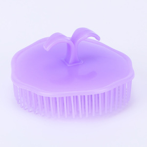Cepillo para champú Playboy Baby, masajeador de cuero cabelludo con cerdas suaves para uso en el baño de bebés - Product Image 1