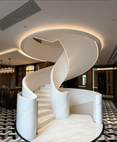 Escalier incurvé de structure en acier de villa d'intérieur de luxe avec des bandes de roulement durables de verre trempé de conception moderne adaptée aux besoins du client