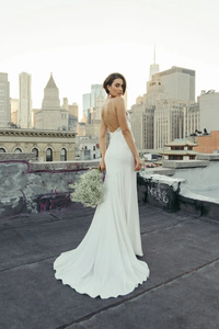 <span class=keywords><strong>Abito</strong></span> da Sposa di Lusso Firmato, Vestito <span class=keywords><strong>Lungo</strong></span> da Sera Moderno di Alta Gamma in <span class=keywords><strong>Raso</strong></span> <span class=keywords><strong>Bianco</strong></span> Senza Spalline con Schiena Scoperta e Vestibilità Aderente - Product Image 4