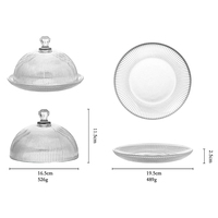 Huisgemaakte afternoon tea cake cloche schaal met verticale gegroefde gestreepte koepelvormige deksel van soda-lime glas voor fruitpresentatie, milieuvriendelijk.