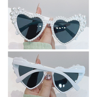 Lunettes de soleil en forme de cœur avec perles pour femmes, lunettes à strass, lunettes de mariée, accessoires uniques pour enterrement de vie de jeune fille, mariage