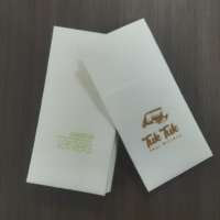 Serviette blanche Airlaid avec logo personnalisé avec poche à couverts Serviettes de table absorbantes fortes pour restaurant