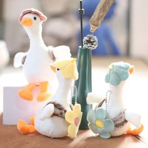 Pendentif décoratif en peluche d'oie blanche avec <span class=keywords><strong>petit</strong></span> chapeau de soleil et <span class=keywords><strong>bec</strong></span> orange, breloque de sac à dos, animal miniature Kawaii, mascotte douce - Product Image 3