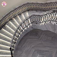 Escalier en marbre blanc naturel sur mesure avec marches en pierre à veines grises naturelles pour développement résidentiel haut de gamme de maisons de luxe