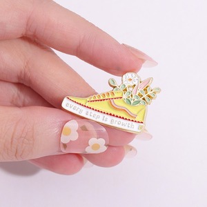 Pin de Esmalte con la Frase 'Every Step Is Growth', Insignia Metálica con Diseño de Zapatos de Dibujos Animados, Broche Inspirador para Solapa, Sombrero o Mochila, Regalo para el Regreso a Clases - Product Image 5