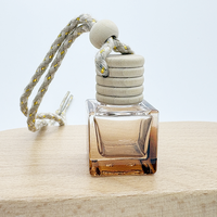 Bouteille de parfum de voiture carrée en gros de 8 ml, flacon vide en verre pour diffuseur d'arômes avec pompe pulvérisatrice et couvercle en bois, pour huiles essentielles désodorisantes