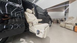 MPV SUV مركبة معدلة جلد فاخر قابل للتعديل دوار رفع مقعد سيارة أسود لذوي الاحتياجات الخاصة كبار السن - Product Image 2