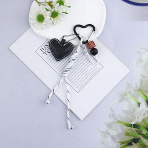Porte-clés en alliage de corde de cœur en cuir créatif chaîne décorative pendentif de sac de style frais, polyvalent pour les couples - Product Image 6