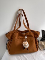 Sac fourre-tout léger en nylon pour femme avec poche latérale à cordon, grande capacité, sac à bandoulière avec pendentif en peluche, sac à main décontracté pour le travail
