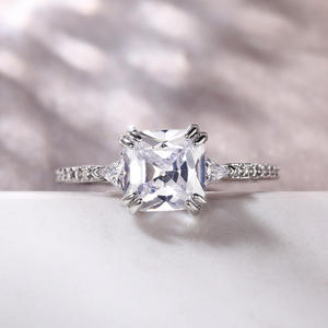 Anello di fidanzamento da donna in oro bianco naturale con diamante taglio smeraldo F952 e diamanti laterali colore D - Product Image 4