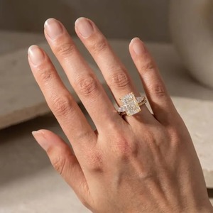 Ensemble de bagues de mariage uniques en moissanite taille radiant 925 pour femme en argent sterling plaqué or jaune et or blanc - Product Image 3