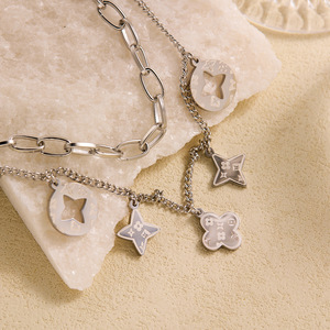 Pulsera de Acero de Titanio con Trébol de Cuatro Hojas Hueco, Estilo Lujo Ligero, para Mujer, de Alta Gama, Inoxidable y Prismática - Product Image 3
