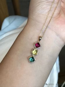 Collier pendentif en or 18 carats avec trois pierres précieuses taillées en forme de sucette, tourmaline arc-en-ciel avec 72 diamants mêlée, bijoux fins pour femme à porter au quotidien - Product Image 3
