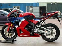 Moto sportive Honda CBR600RR 600cc à quatre cylindres en ligne à essence pour les pilotes confirmés et les amateurs de piste