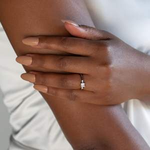 Anillo de compromiso de tres piedras de moissanita de corte princesa para cumpleaños o regalo de aniversario de novia - Product Image 5