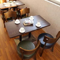 Collection de mobilier de café décontracté, canapé en bois et tables à manger pour usage en restaurant