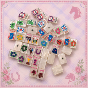 Ensemble de Mahjong américain de luxe blanc nacré 160 pièces en acrylique, motif floral Derby Rose Joker, jeu de Mahjong - Product Image 1