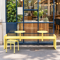 Ensemble de mobilier d'extérieur commercial en métal : banc, table et tabourets modernes, couleurs personnalisables pour restaurant, aire de restauration, rue commerçante