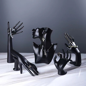 Vente en gros <span class=keywords><strong>d</strong></span>'accessoires <span class=keywords><strong>d</strong></span>'affichage de modèle de main de bague noire support de présentoir de bijoux en résine personnalisé pour bijouterie de <span class=keywords><strong>d</strong></span>étail - Product Image 4