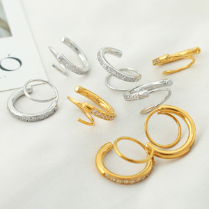 ต่างหูห่วงคู่ Olivia ประดับเพชรซิร์คอน ทำจากสแตนเลสสตีลเคลือบทอง 18K PVD |   ดีไซน์ปลอกแขนแบบพันรอบที่เป็นเอกลักษณ์สำหรับผู้หญิง กันน้ำและป้องกันการแพ้ - Product Image 3