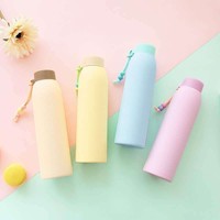 Botella de agua de doble capa antiplanchado barata, taza práctica portátil de vidrio aislada con botella de agua de carcasa de plástico