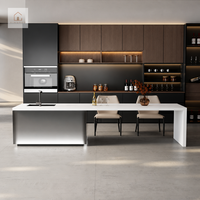 XINGRUO - Cuisine ouverte moderne pour villa, îlot intégré, éclairage LED, dalle de roche durable, contreplaqué laqué, armoire sur mesure