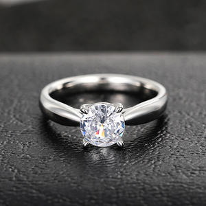 Anillo de Compromiso Q996 para Mujer con Diamante Sintético de Corte Brillante Redondo Clásico de 1 Quilate Cultivado en Laboratorio con Banda de Plata - Product Image 3