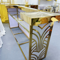 Comptoir de bar moderne de luxe en acier inoxydable avec plateau en verre pour centre commercial, hôtel et événements de mariage