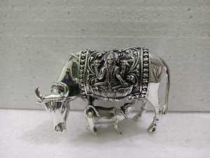Estatua Religiosa Intrincada de Kamdhenu, Ídolo de Vaca y Ternero, Decoración Tradicional para Templos Hindúes, Tallados en Plata Pura con Relieves de Divinitades, Decoración para el Hogar - Product Image 1