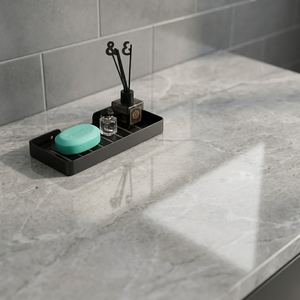Jabonera rectangular minimalista de metal negro mate con autodrenaje para baño - Product Image 1