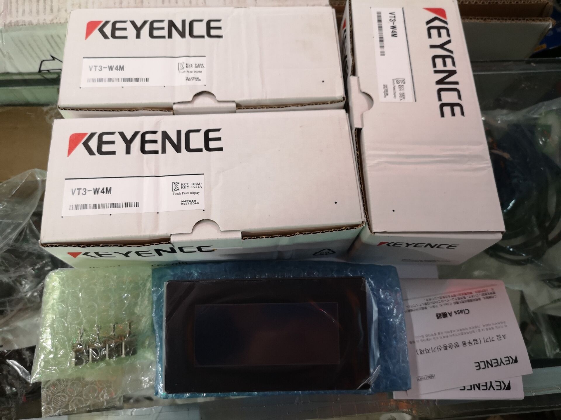 KEYENCE VT3-W4TA 2個セット KEYENCE VT3-W4TA 2個セット キーエンス製4インチタッチパネル
