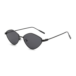 Lunettes de soleil œil-de-chat légères, durables, confortables, tendance, pour le street style, protection UV400, monture métallique étroite, verres PC - Product Image 1