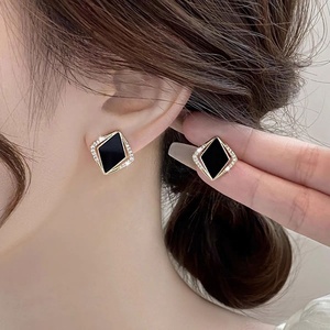Exquisite <b>Black</b> Geometric <b>Gold</b> Plated Diamond-shaped Stud <b>Earrings</b> for Women Trendy Cold Style New Design High-end - Product Image 2