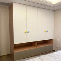 Fortschrittlicher Schimmelresistenter Massivholz-Kinderschrank Luftzirkulationsstruktur Französisches Vintage-Design Schiebetüren Umweltfreundlich für Feuchte Räume