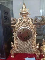 Horloge de cheminée mécanique en laiton de style Louis XV Rococo français, imitation antique du XVIIIe siècle, plaqué or 24 carats, grande taille