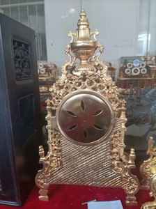 Horloge de cheminée mécanique en laiton de style Louis XV Rococo français, imitation antique du XVIIIe siècle, plaqué or 24 carats, grande taille - Product Image 5