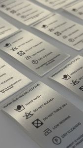 Etiquetas tejidas personalizadas con su logotipo y texto, ideales para marcas de ropa, disponibles en una variedad de colores y estilos de plegado. - Product Image 2