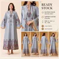 Robe Jalabiya élégante en polyester gris argenté extensible dans les quatre sens avec poignets à franges pour l'Aïd et le Ramadan