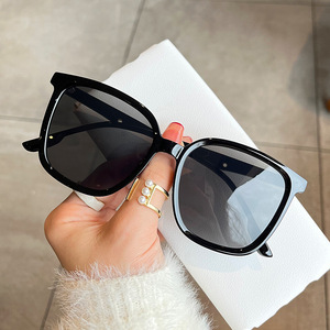 Lunettes de soleil unisexes tendance avec protection UV 100 %, verres PC, type 3, idéales pour la conduite, les tenues mode et les fêtes - Product Image 3