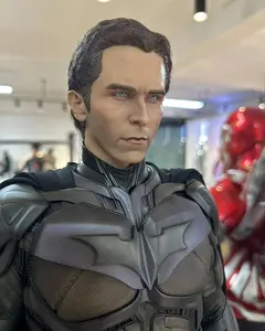 تمثال مخصص بحجم طبيعي من ألياف زجاجية لشخصيات الأفلام والبطل الخارق ضمن قطع أثاث السينما تمثال باتمان من ألياف الزجاج