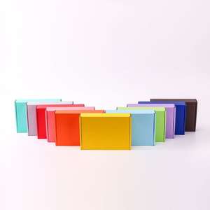 Petites boîtes en carton ondulé recyclé avec gaufrage et personnalisation pour l'expédition et l'emballage de la documentation et des enveloppes - Product Image 1