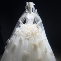 Robe de mariée personnalisable moderne en satin ivoire, sans bretelles, avec dentelle florale 3D, coupe trapèze, longueur ras du sol, à nouer, naturelle