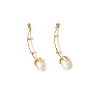 Boucles d'oreilles pendantes tendance en acier inoxydable 316L avec placage or PVD, design perle durable et résistant - Product Image 1