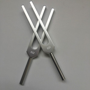 Fournisseur direct d'usine de diapasons en alliage d'aluminium 532 et 531, adaptés au yoga. Gravure au laser et fréquence - Product Image 3
