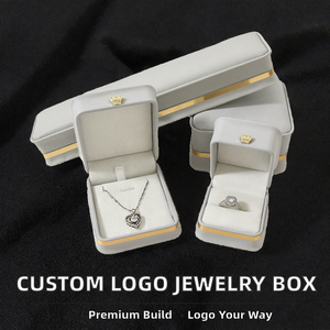 Estuche de Joyería de Lujo con Diseño de Corona, Caja para Anillos de Cuero PU Gris, Estuche de Almacenamiento para Collares y Colgantes - Product Image 2