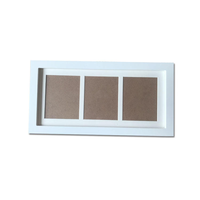Cadre photo vertical blanc pour trois empreintes de pieds de bébé avec cadre en bois, écologique et durable, pour l'affichage d'œuvres d'art des enfants