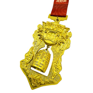 Médaille de finisseur personnalisée pour le marathon de Xiamen 2025, en alliage de zinc plaqué or, avec design géométrique creux et motif de coureur - Product Image 2