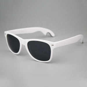 Gafas de <span class=keywords><strong>Sol</strong></span> Promocionales con Logotipo Personalizado al por Mayor 2026, Gafas de <span class=keywords><strong>Sol</strong></span> de Plástico Negras para Beber, Abridor de Botellas de <span class=keywords><strong>Cerveza</strong></span> Barato para Fiestas, Protección UV 400 - Product Image 1