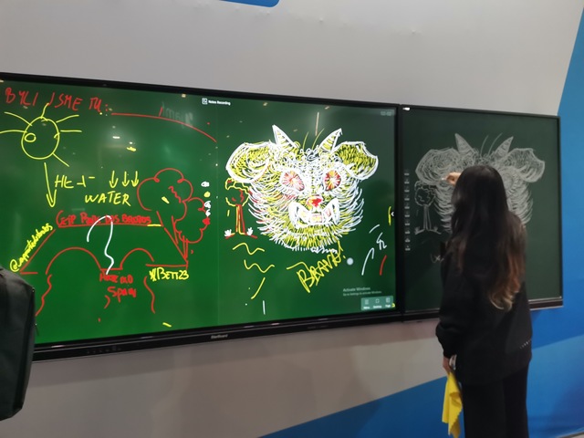 55 75 Inch Interactive Smart Whiteboard With Tempered Glass Surface 20 Finger Touch Recognition Ultra HD Display Digital Signage