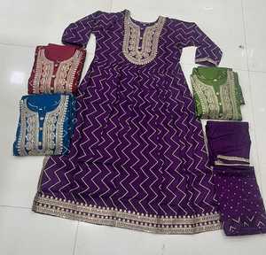 เน้นด้วยงานปักรหัสที่สวยงาม Nayra Cut Kurti Pent Dupatta สําหรับผู้หญิงมีจําหน่ายในราคาขายส่ง - Product Image 6